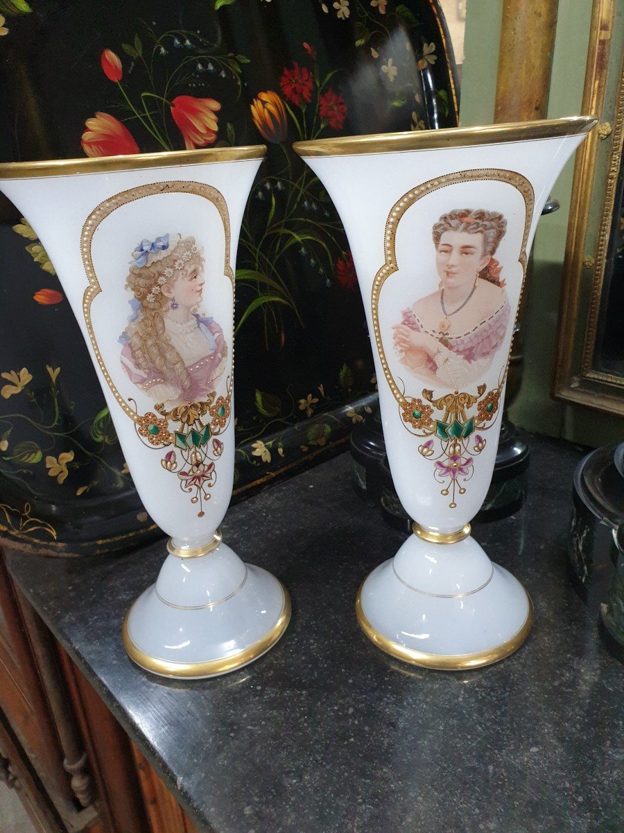 Paire De Vases En Opaline Blanche Laiteuse Ornées De Bustes Féminins