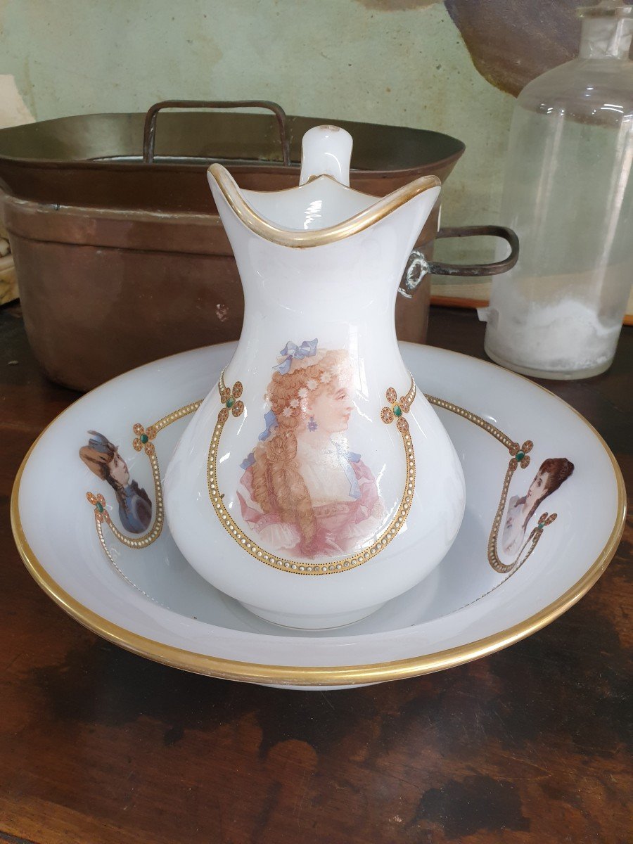 Broc Et Vasque En Opaline Aux Décors De Bustes Féminins 
