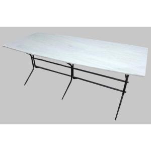 Table avec un important plateau de marbre sur un piètement métallique travail milieu XX ème
