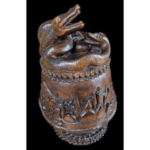Boîte ou pot à tabac en bois richement sculpté