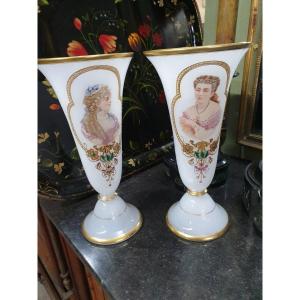 Paire De Vases En Opaline Blanche Laiteuse Ornées De Bustes Féminins