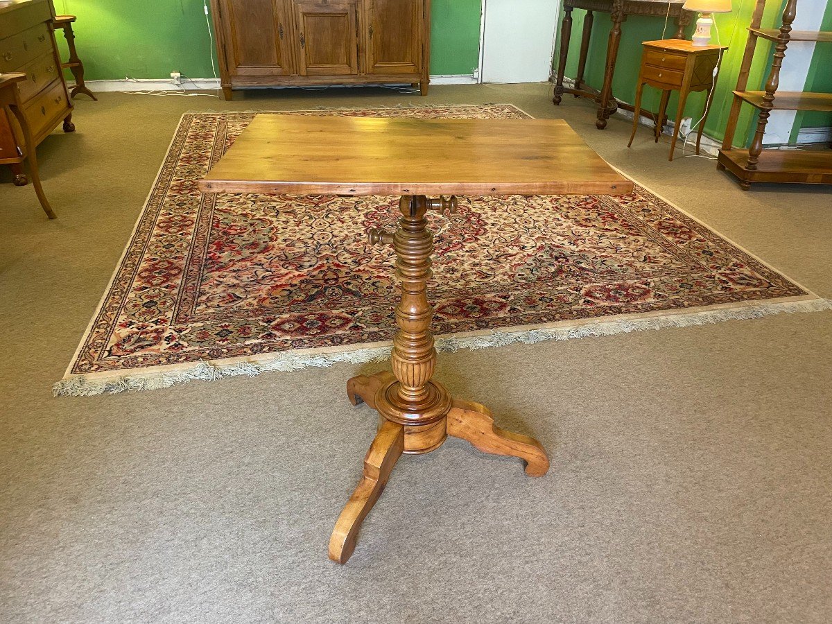 Cherry Table Forming A Lectern Or Lectern Adjustable In Height