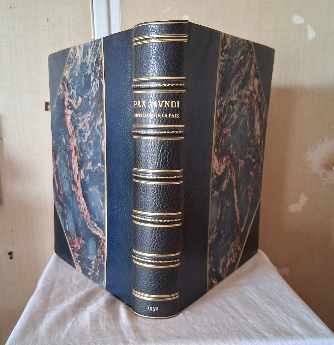 Livre d'or de la Paix   /  1932