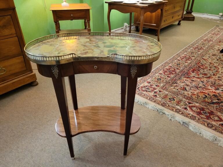 Kidney-shaped Mahogany Table / 19th Century