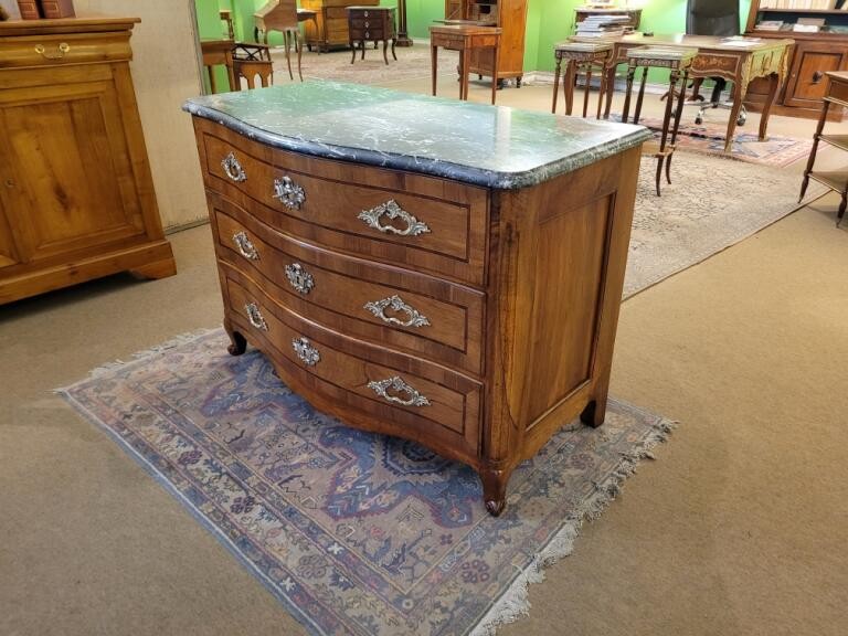 Commode en noyer  Epoque louis XV 