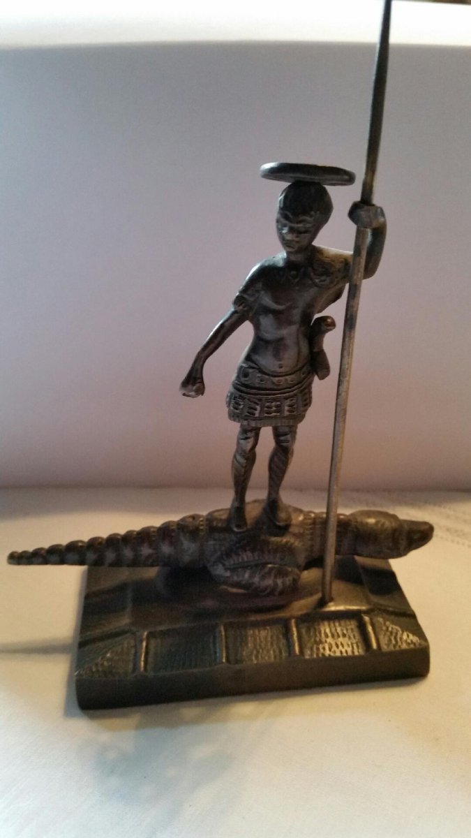 Amusant Sujet En Bronze Représentant Un Guerrier Debout Sur Un Crocodile