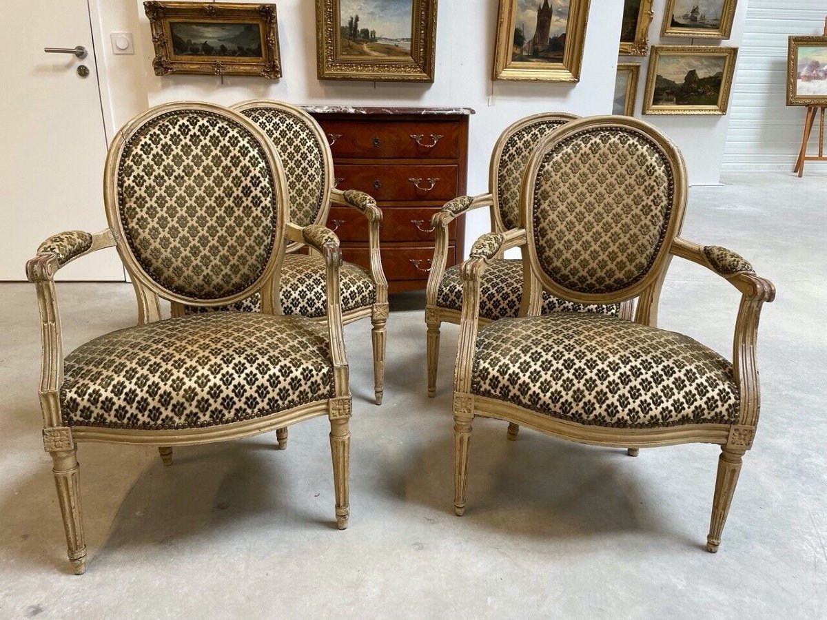 Quatre fauteuils laqués époque Louis XVI