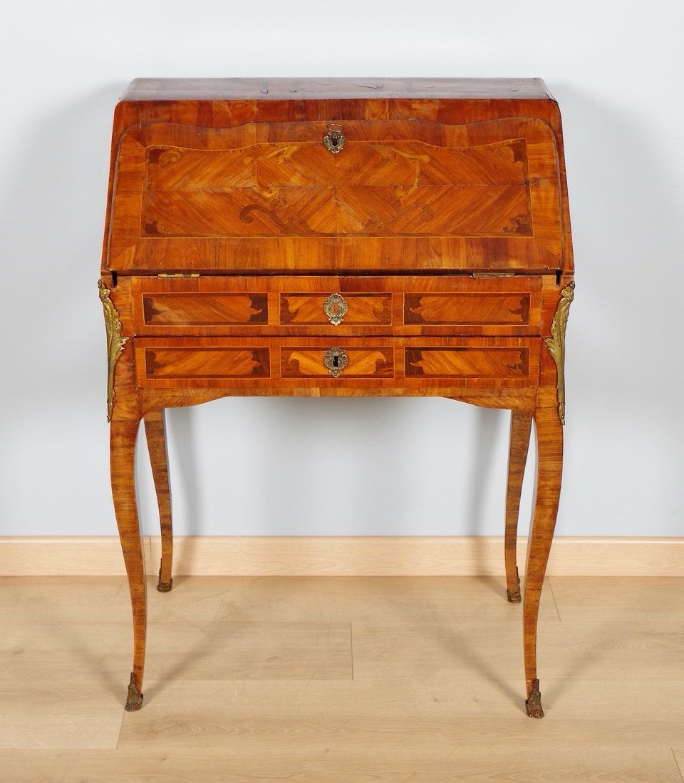 Bureau à pente époque Louis XV estampillé C.Wolff