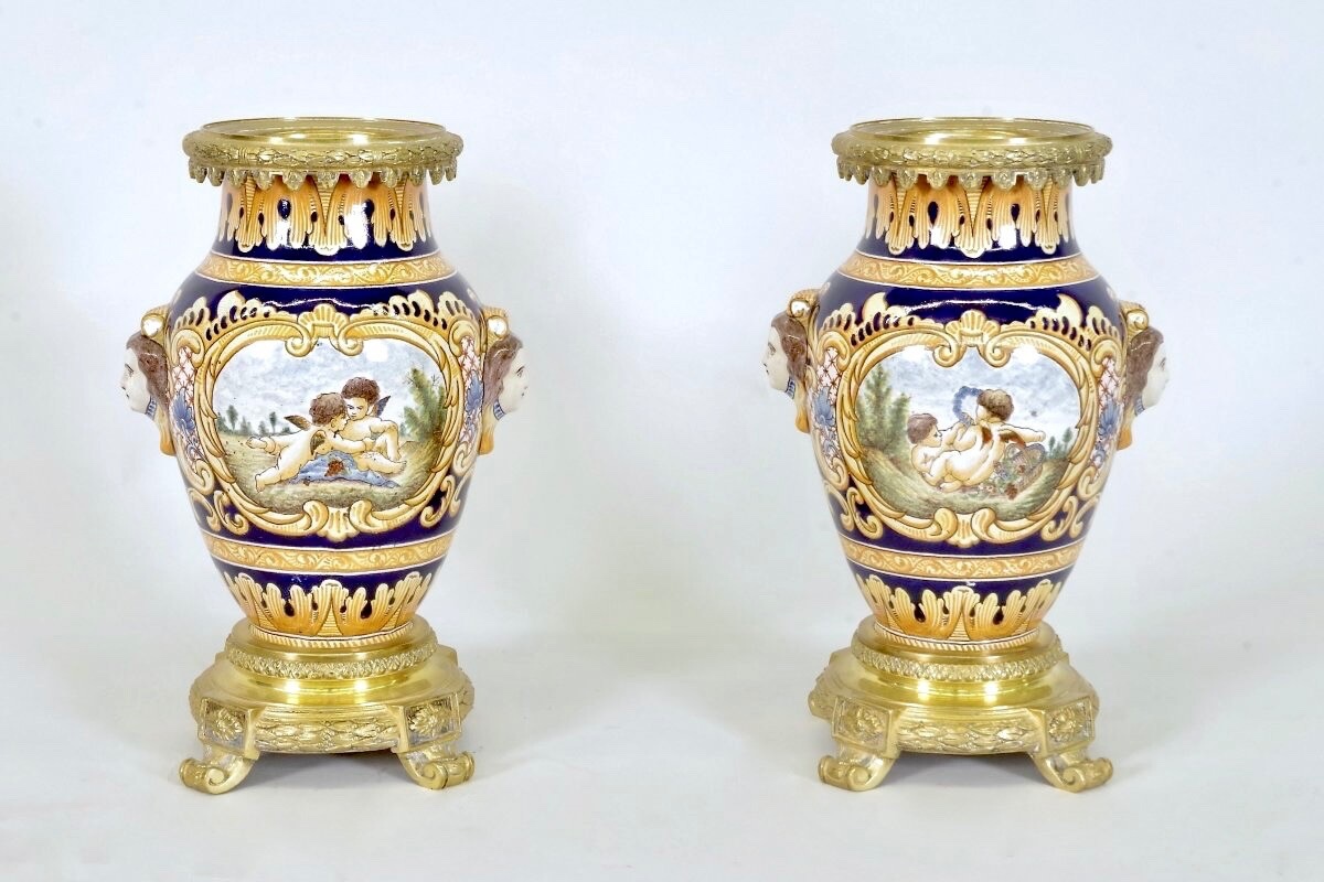 Paire de vases style Louis XVI en faïence de Nevers
