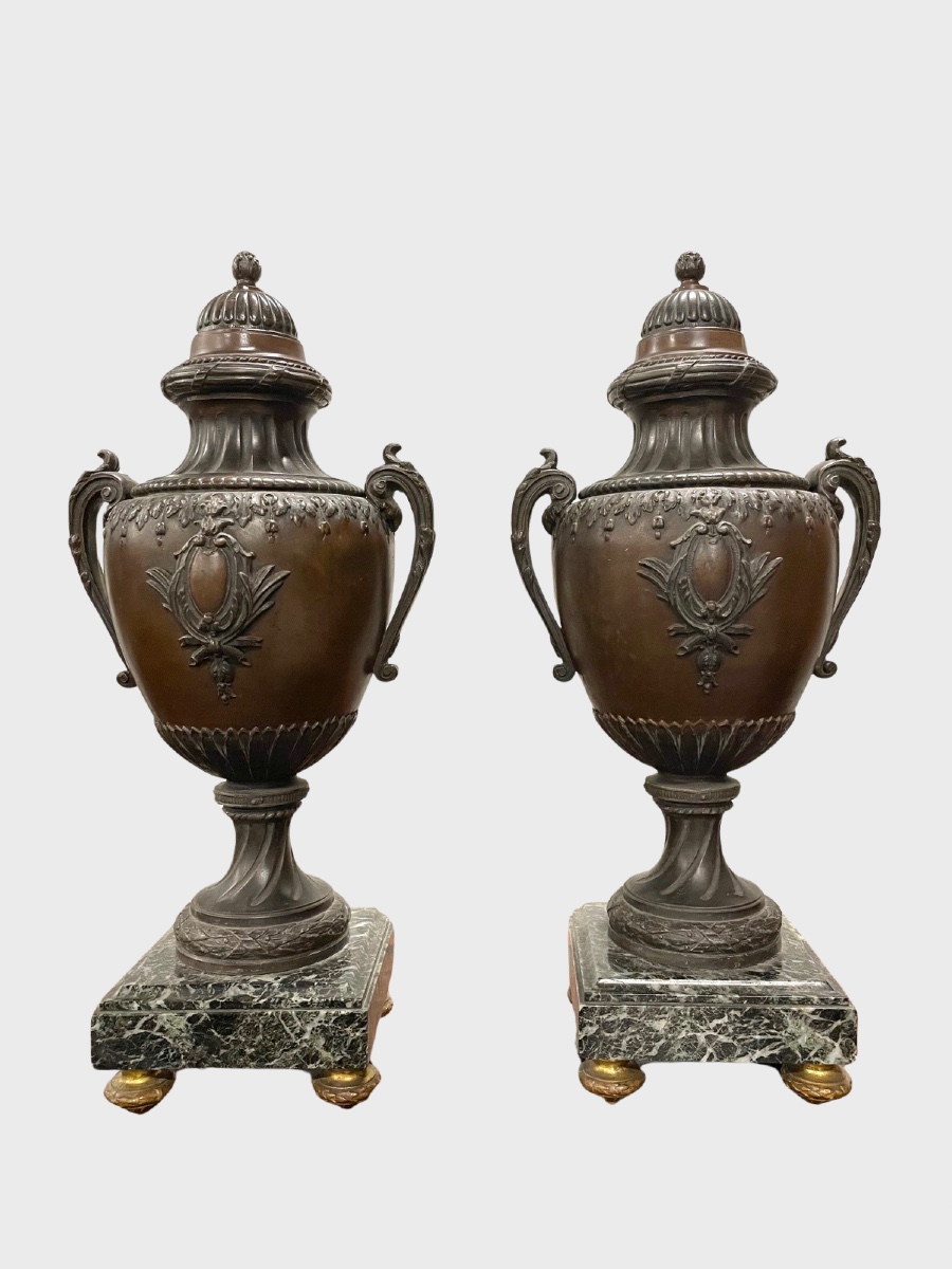 Paire de vases style Louis XVI