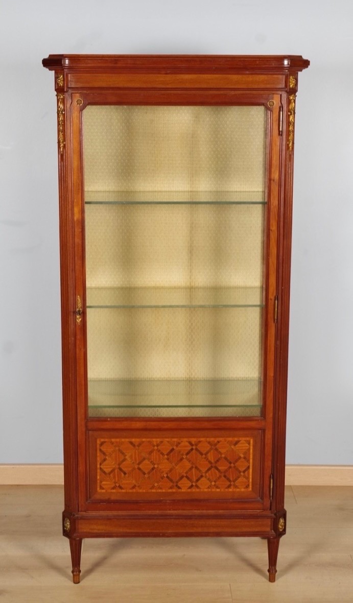 Vitrine style Louis XVI