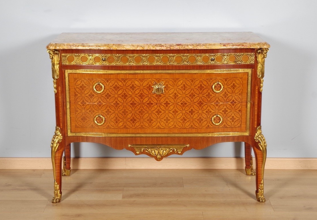 Commode style Transition dans le goût de Riesener
