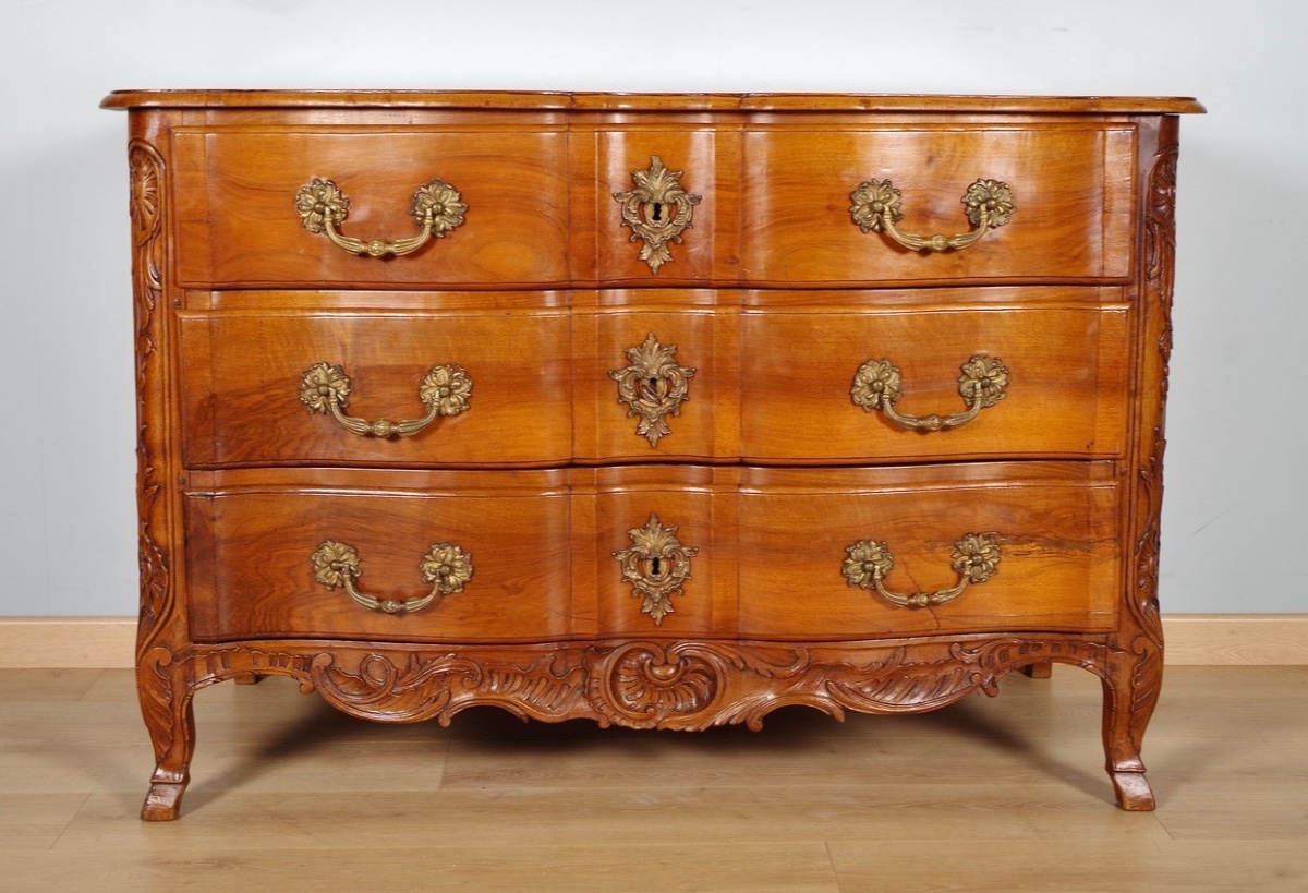 Commode Régence en noyer sculpté, goût de Pierre Hache, XVIIIe siècle-photo-2