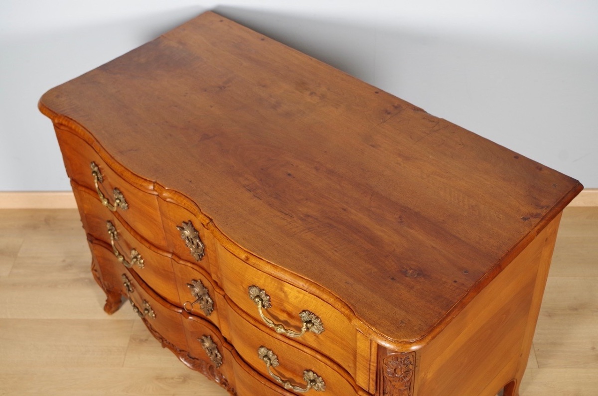 Commode Régence en noyer sculpté, goût de Pierre Hache, XVIIIe siècle-photo-1