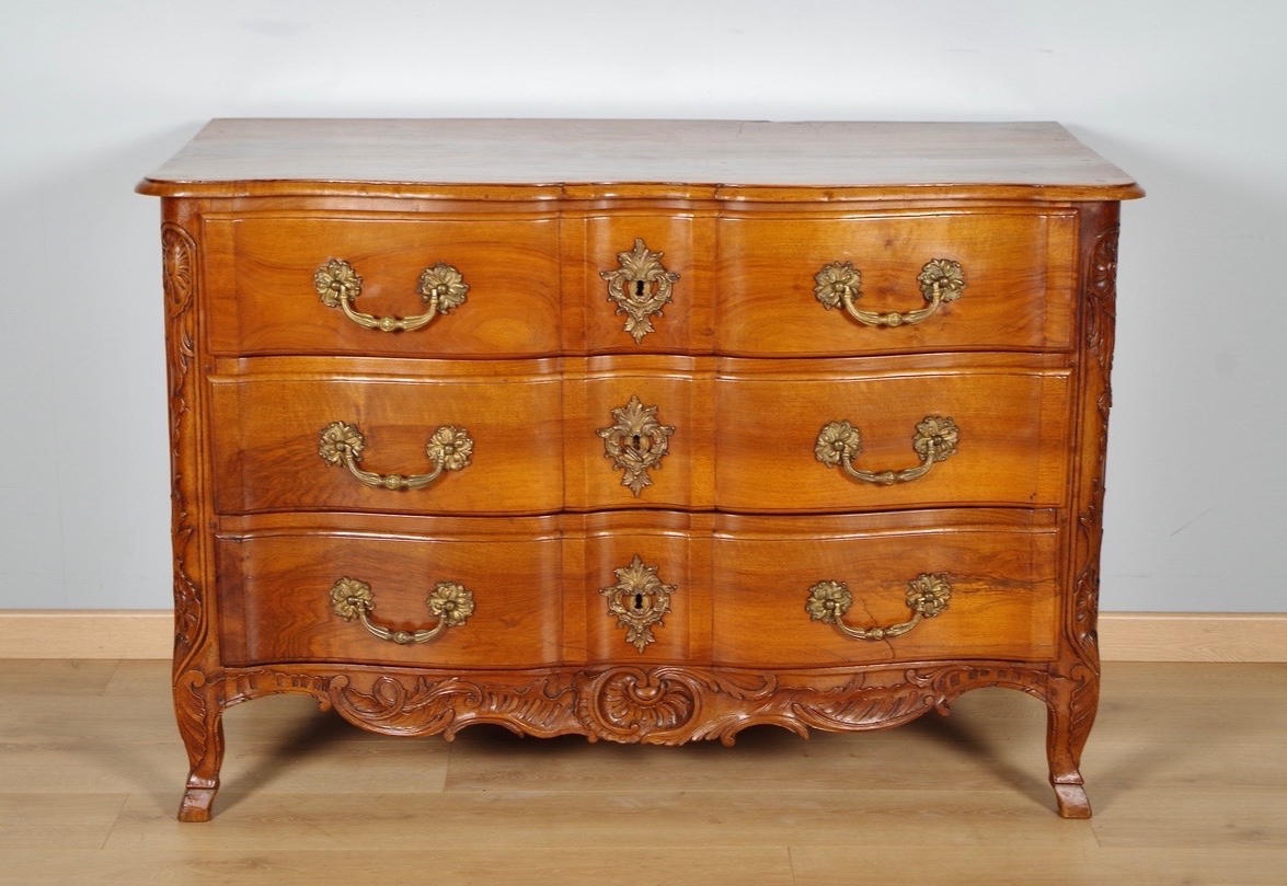 Commode Régence en noyer sculpté, goût de Pierre Hache, XVIIIe siècle