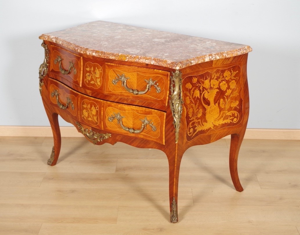 Commode style Louis XV