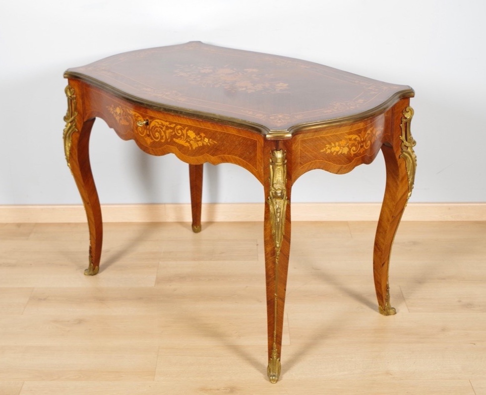 Table à écrire Napoléon III en marqueterie et bronze doré, vers 1880