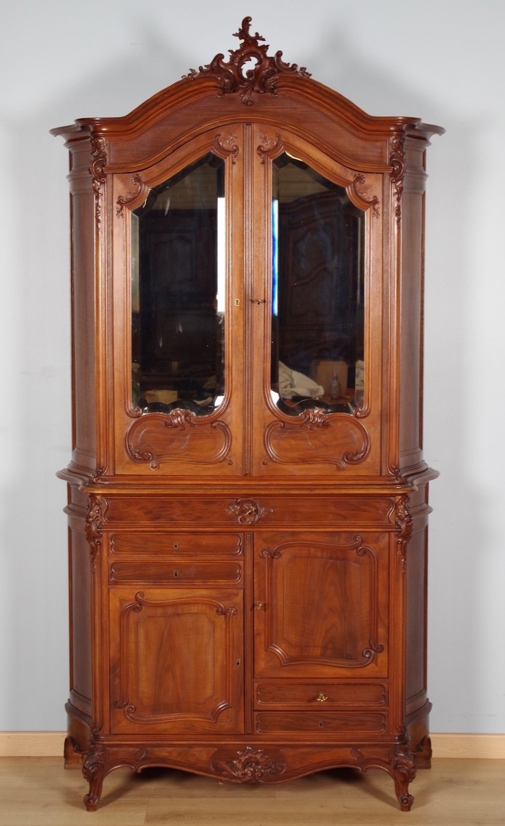 Buffet deux corps Louis XV en noyer sculpté, vers 1900
