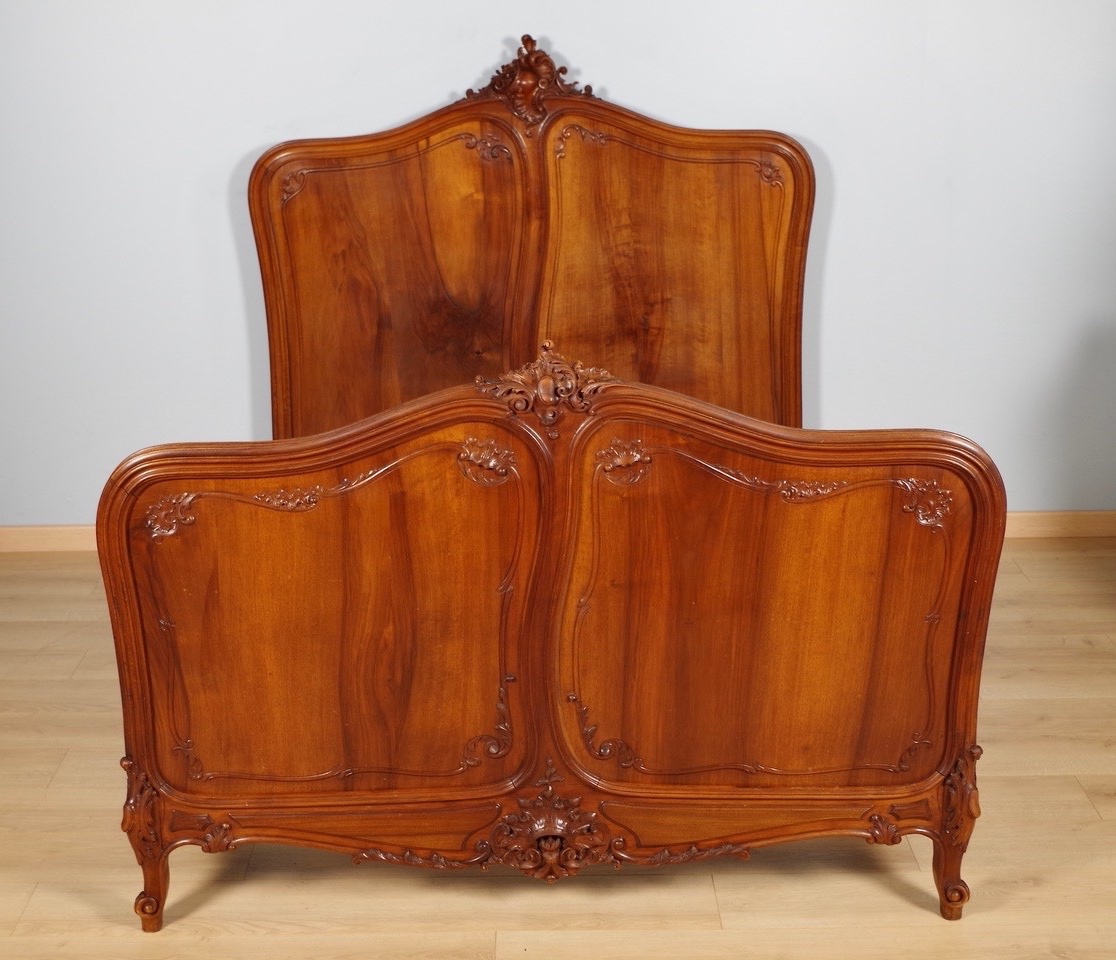 Lit Louis XV en noyer sculpté, vers 1900
