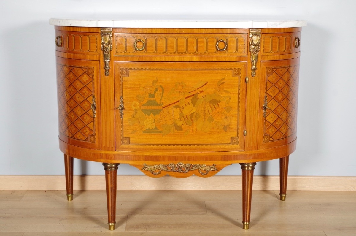 Commode Louis XVI demi-lune à portes, marqueterie et bronzes dorés, vers 1900