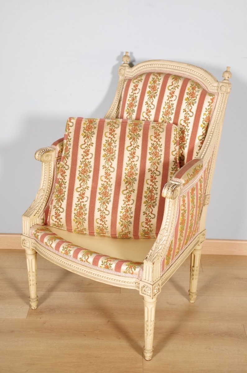 Paire de bergères Louis XVI en bois laqué, vers 1900-photo-4