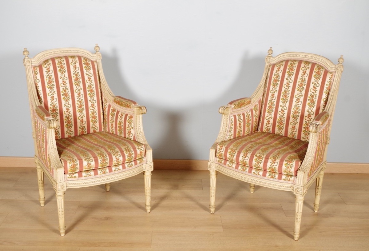 Paire de bergères Louis XVI en bois laqué, vers 1900