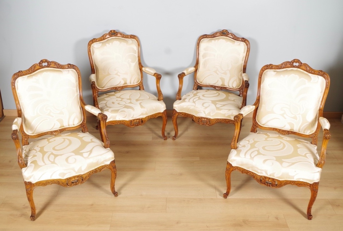 Suite de quatre fauteuils Régence à la Reine en hêtre sculpté, vers 1900