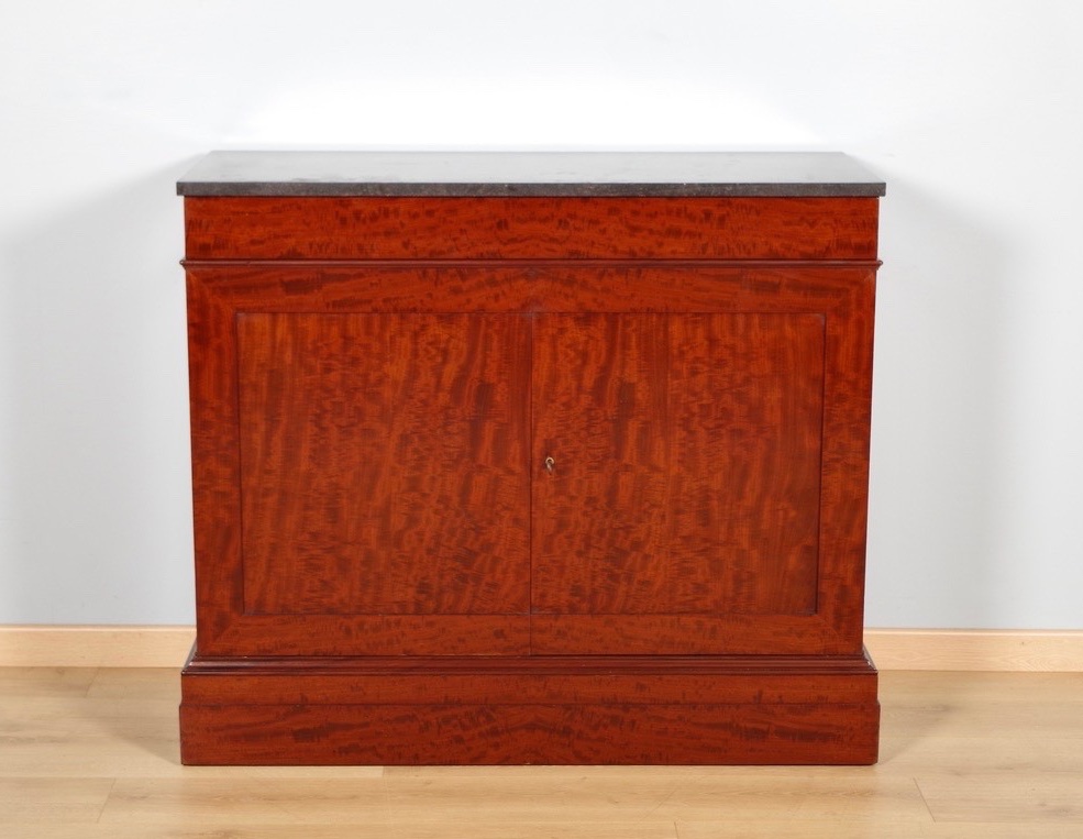Commode à portes Empire en acajou moiré, vers 1810