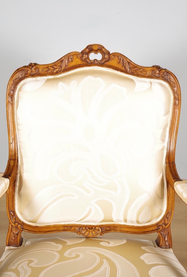 Paire de fauteuils Régence à la Reine en hêtre sculpté, vers 1900-photo-3