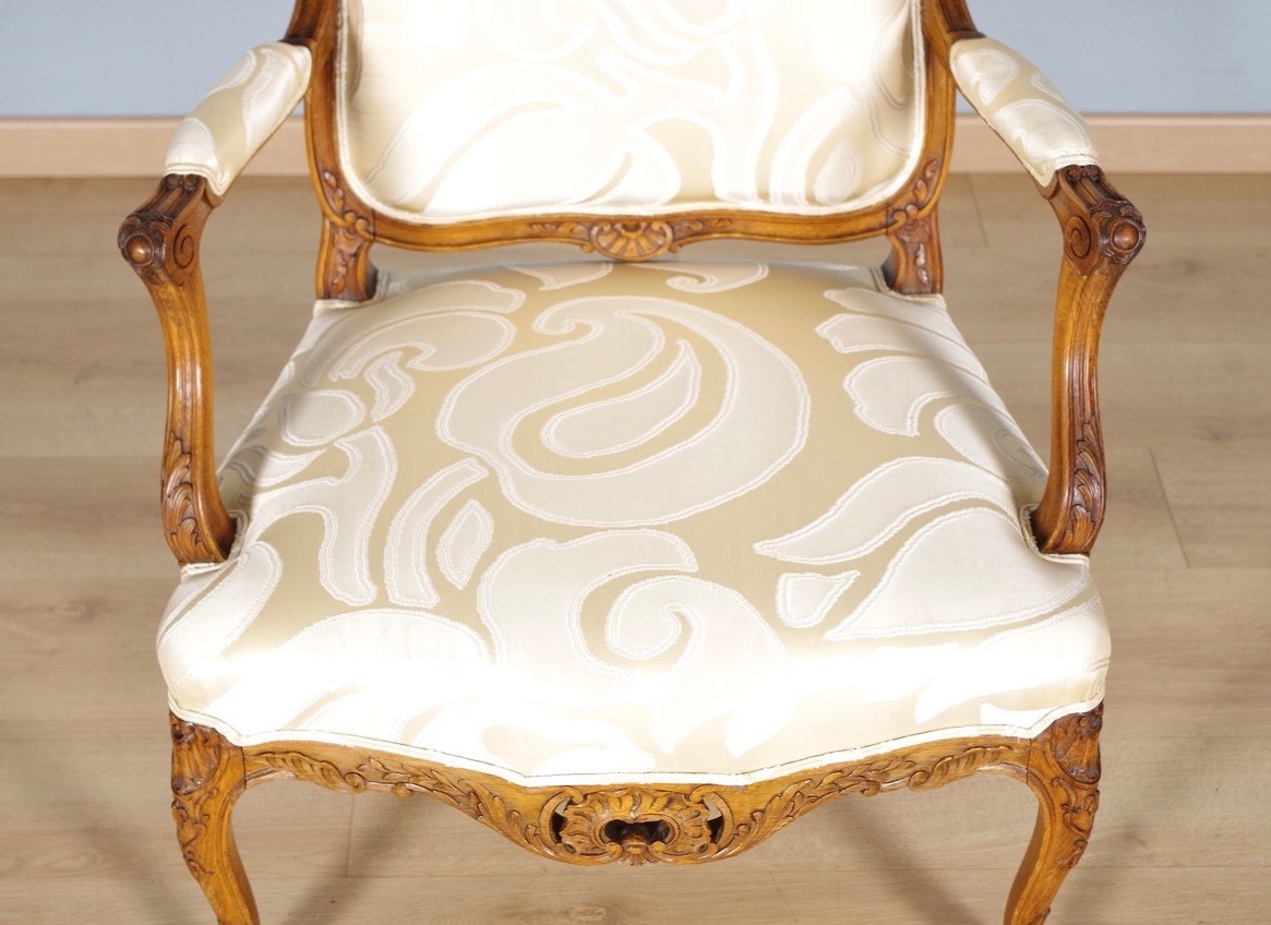 Paire de fauteuils Régence à la Reine en hêtre sculpté, vers 1900-photo-1