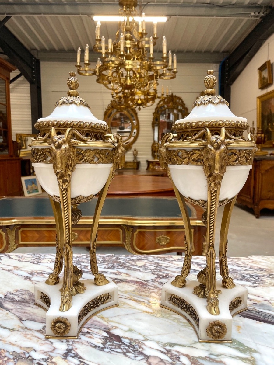 Paire de cassolettes Louis XVI en marbre de Carrare et bronze doré, vers 1880-photo-3