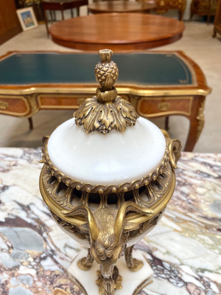 Paire de cassolettes Louis XVI en marbre de Carrare et bronze doré, vers 1880-photo-1