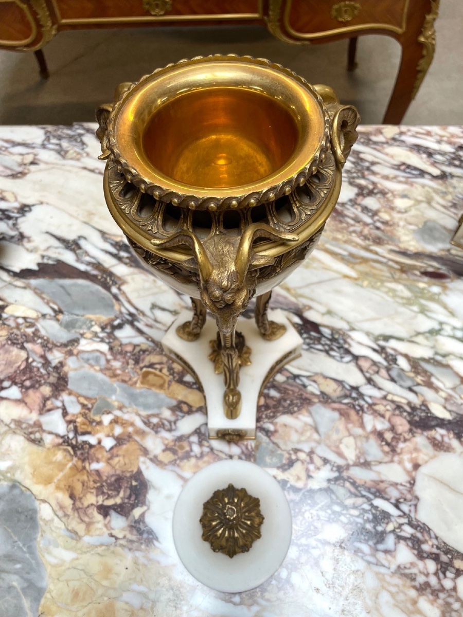 Paire de cassolettes Louis XVI en marbre de Carrare et bronze doré, vers 1880-photo-2