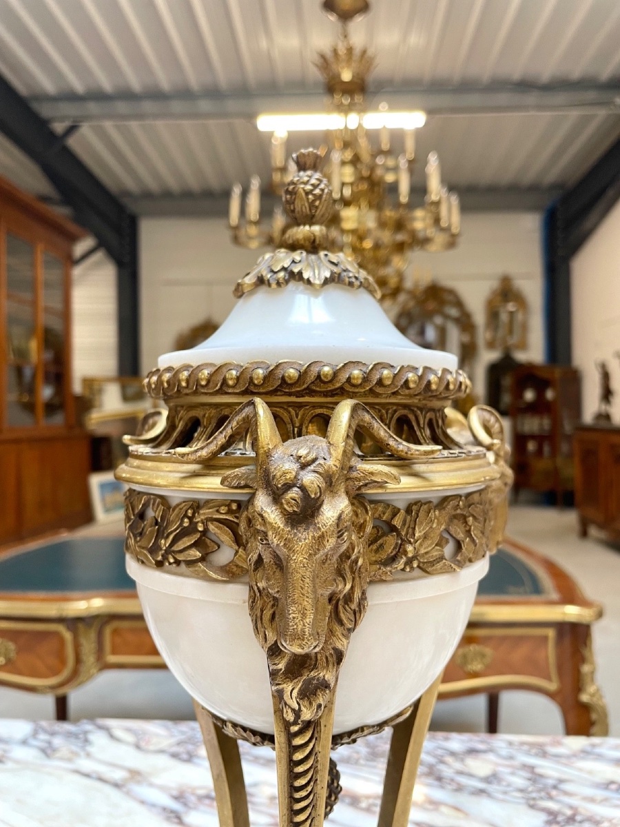 Paire de cassolettes Louis XVI en marbre de Carrare et bronze doré, vers 1880-photo-3