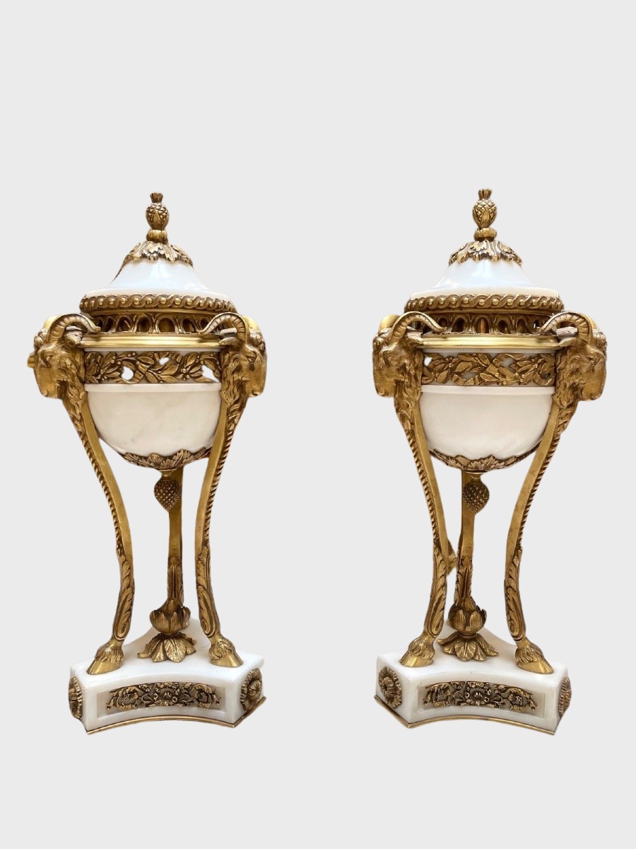 Paire de cassolettes Louis XVI en marbre de Carrare et bronze doré, vers 1880