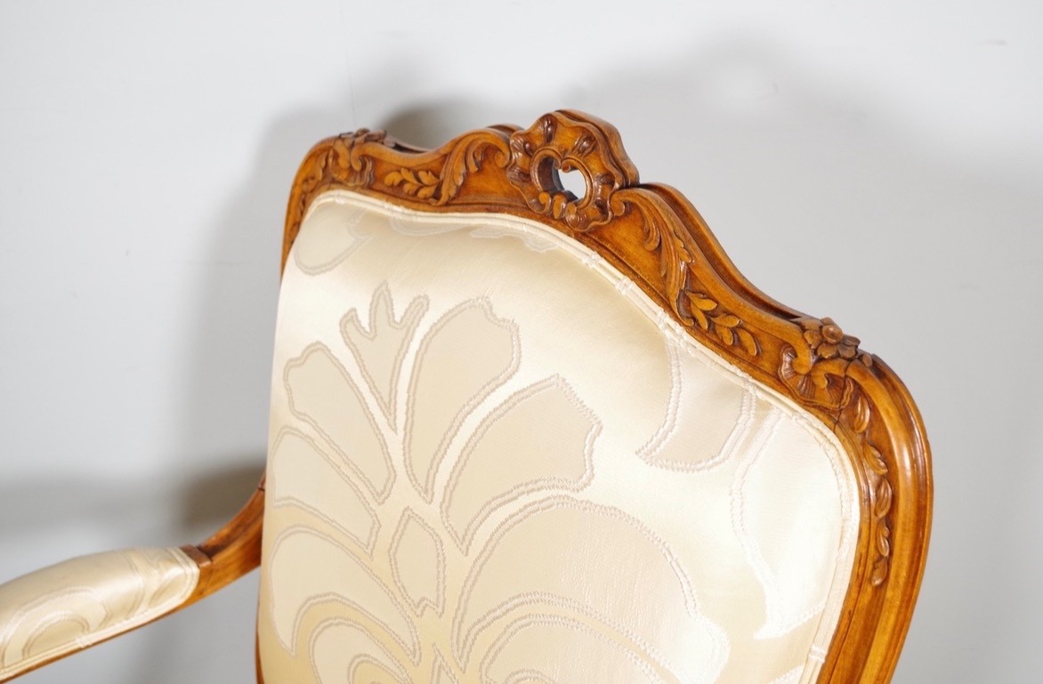 Paire de fauteuils Régence à la Reine en hêtre sculpté, vers 1900-photo-3
