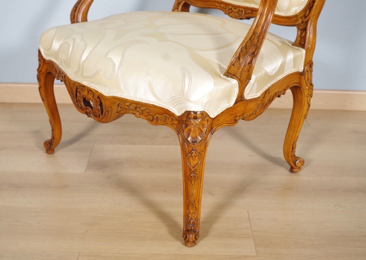 Paire de fauteuils Régence à la Reine en hêtre sculpté, vers 1900-photo-4