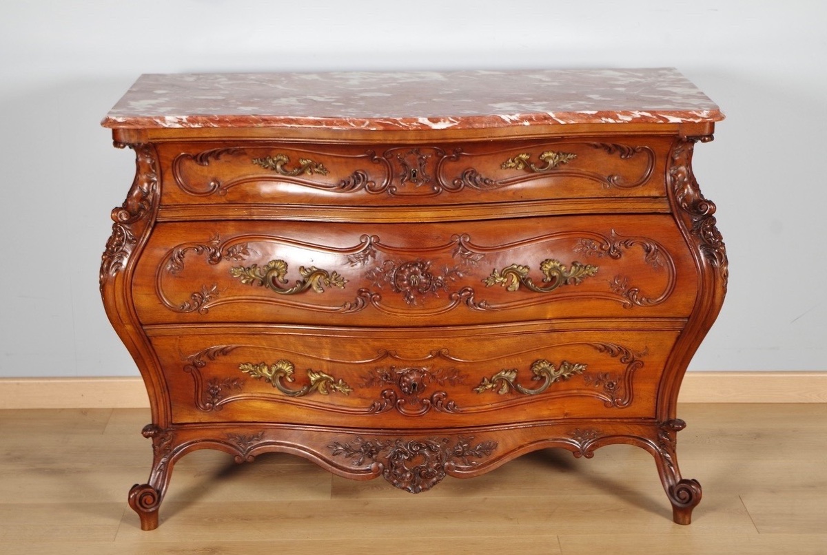 Commode tombeau Louis XV en noyer sculpté, vers 1900