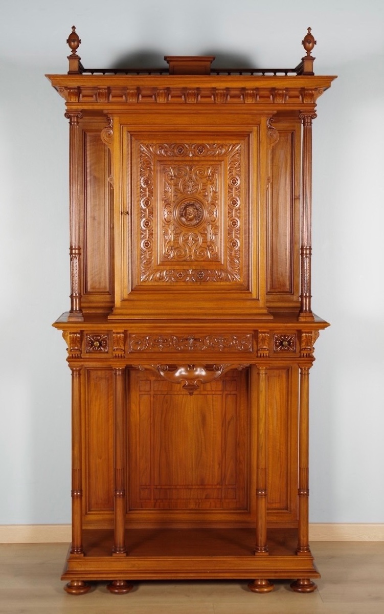 Cabinet Renaissance en noyer sculpté, dans le goût de Dufin, vers 1880