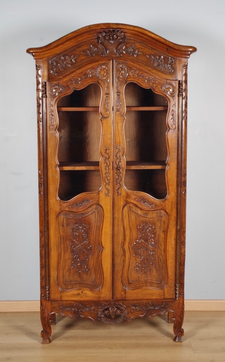 Bibliothèque Louis XV provençale en hêtre sculpté, vers 1950