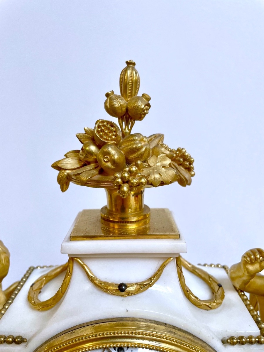 Pendule époque Louis XVI en marbre blanc et bronze doré, signée Mercier à Paris-photo-3