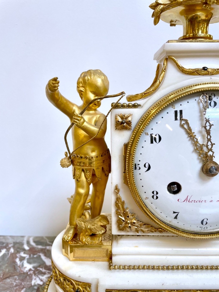 Pendule époque Louis XVI en marbre blanc et bronze doré, signée Mercier à Paris-photo-4
