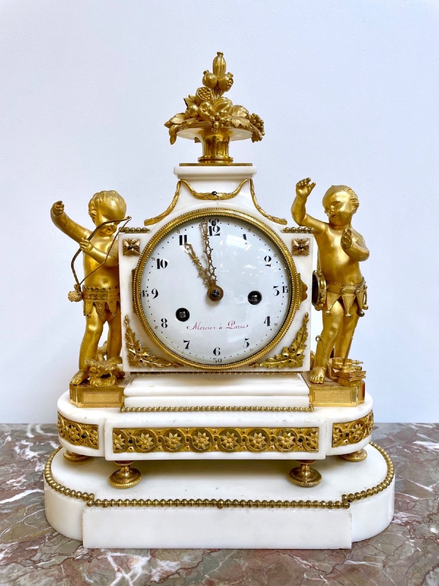 Pendule époque Louis XVI en marbre blanc et bronze doré, signée Mercier à Paris-photo-2