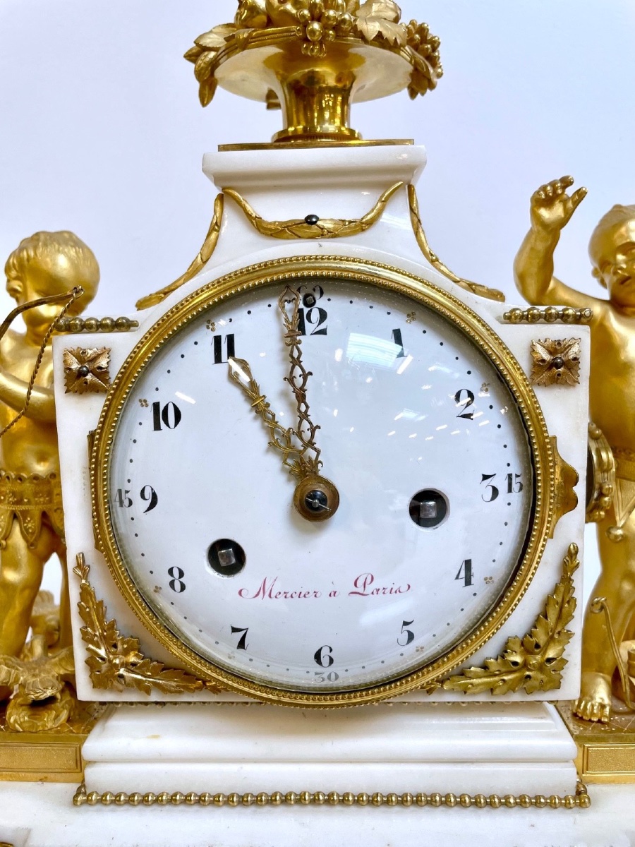 Pendule époque Louis XVI en marbre blanc et bronze doré, signée Mercier à Paris-photo-1