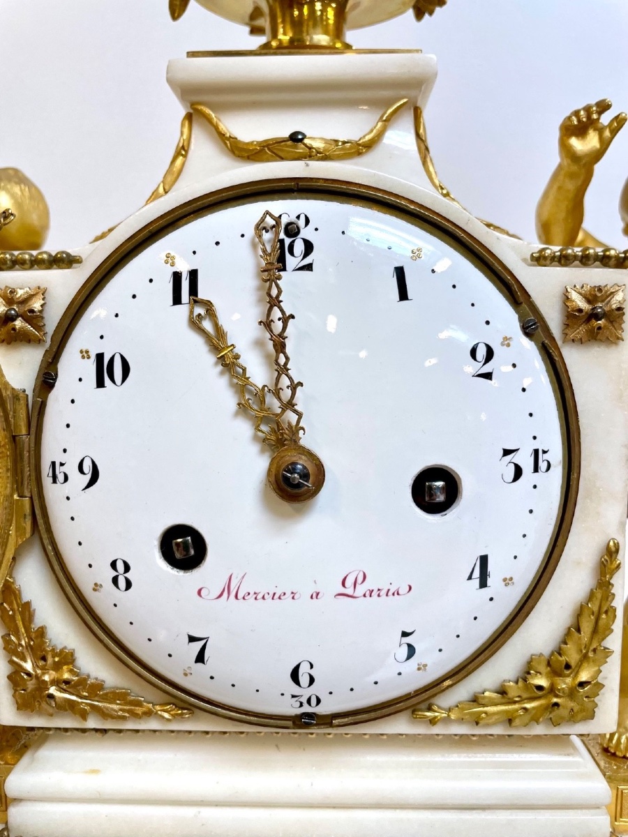 Pendule époque Louis XVI en marbre blanc et bronze doré, signée Mercier à Paris-photo-2