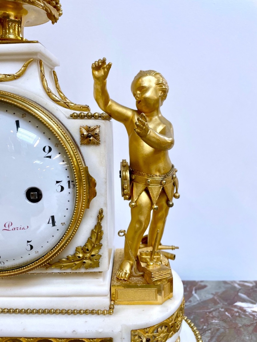 Pendule époque Louis XVI en marbre blanc et bronze doré, signée Mercier à Paris-photo-3