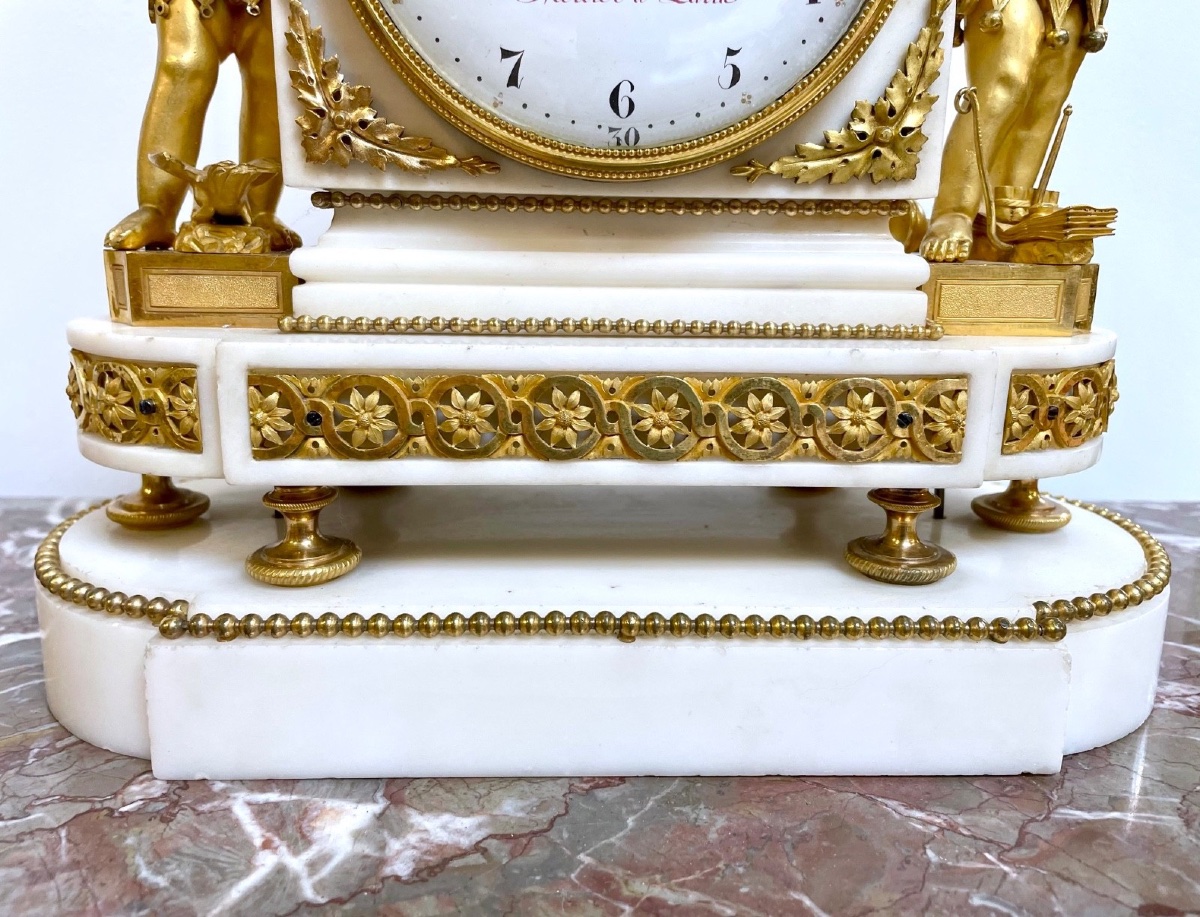 Pendule époque Louis XVI en marbre blanc et bronze doré, signée Mercier à Paris-photo-4