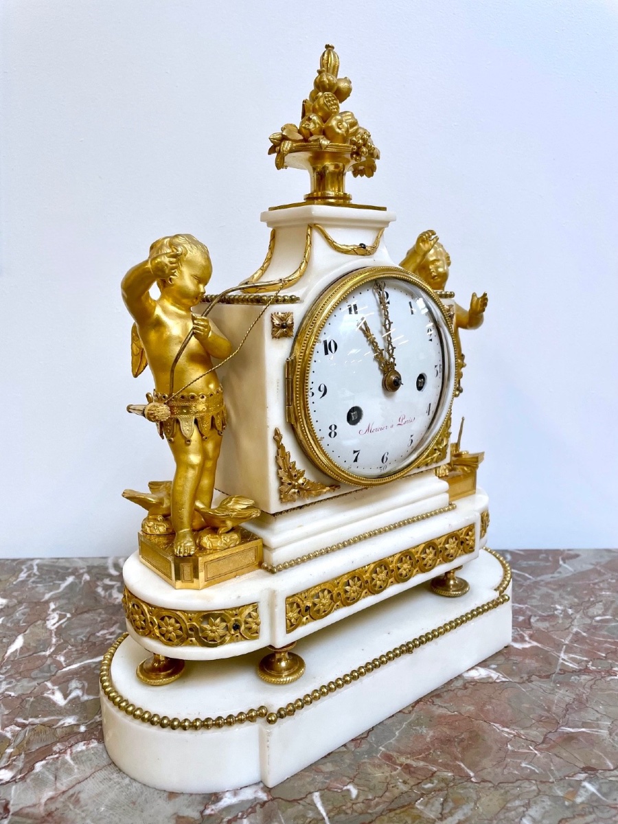 Pendule époque Louis XVI en marbre blanc et bronze doré, signée Mercier à Paris-photo-5
