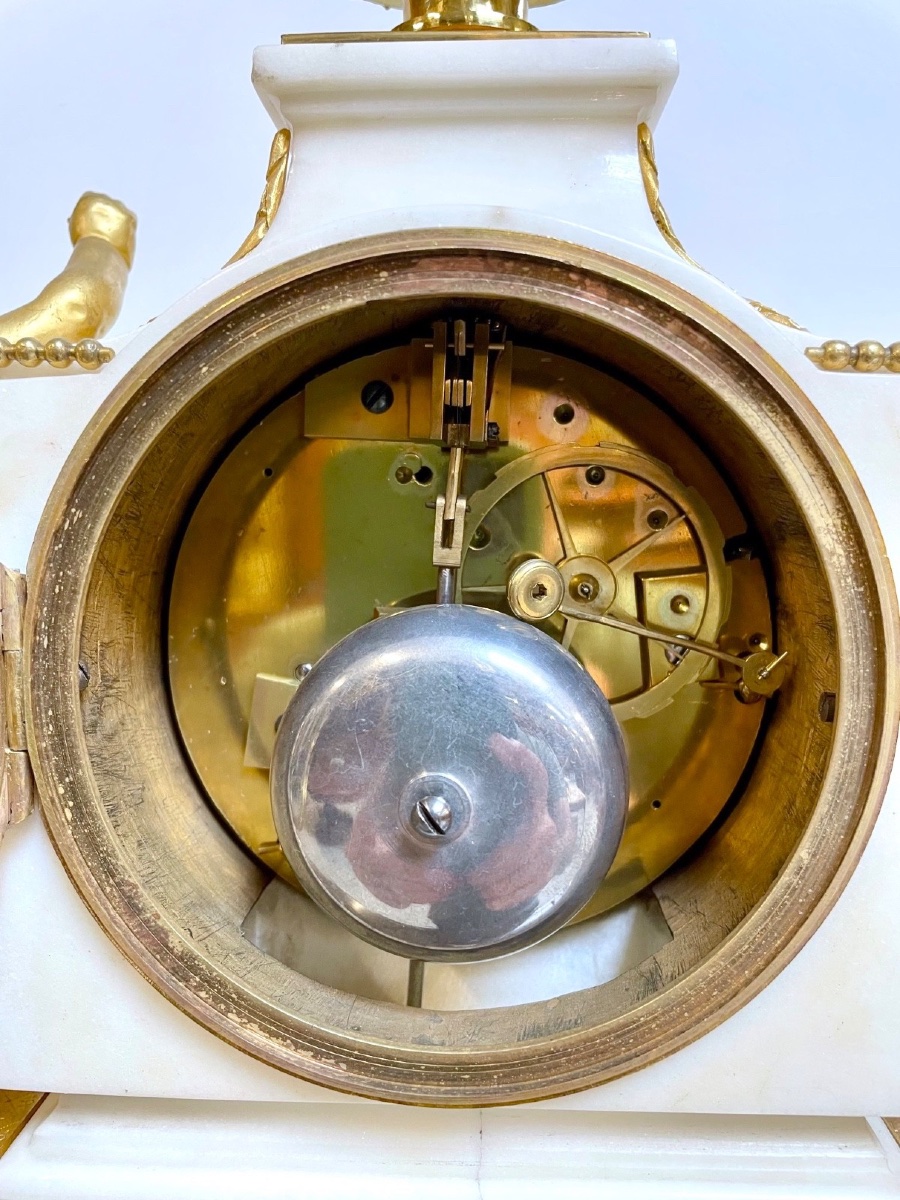 Pendule époque Louis XVI en marbre blanc et bronze doré, signée Mercier à Paris-photo-8