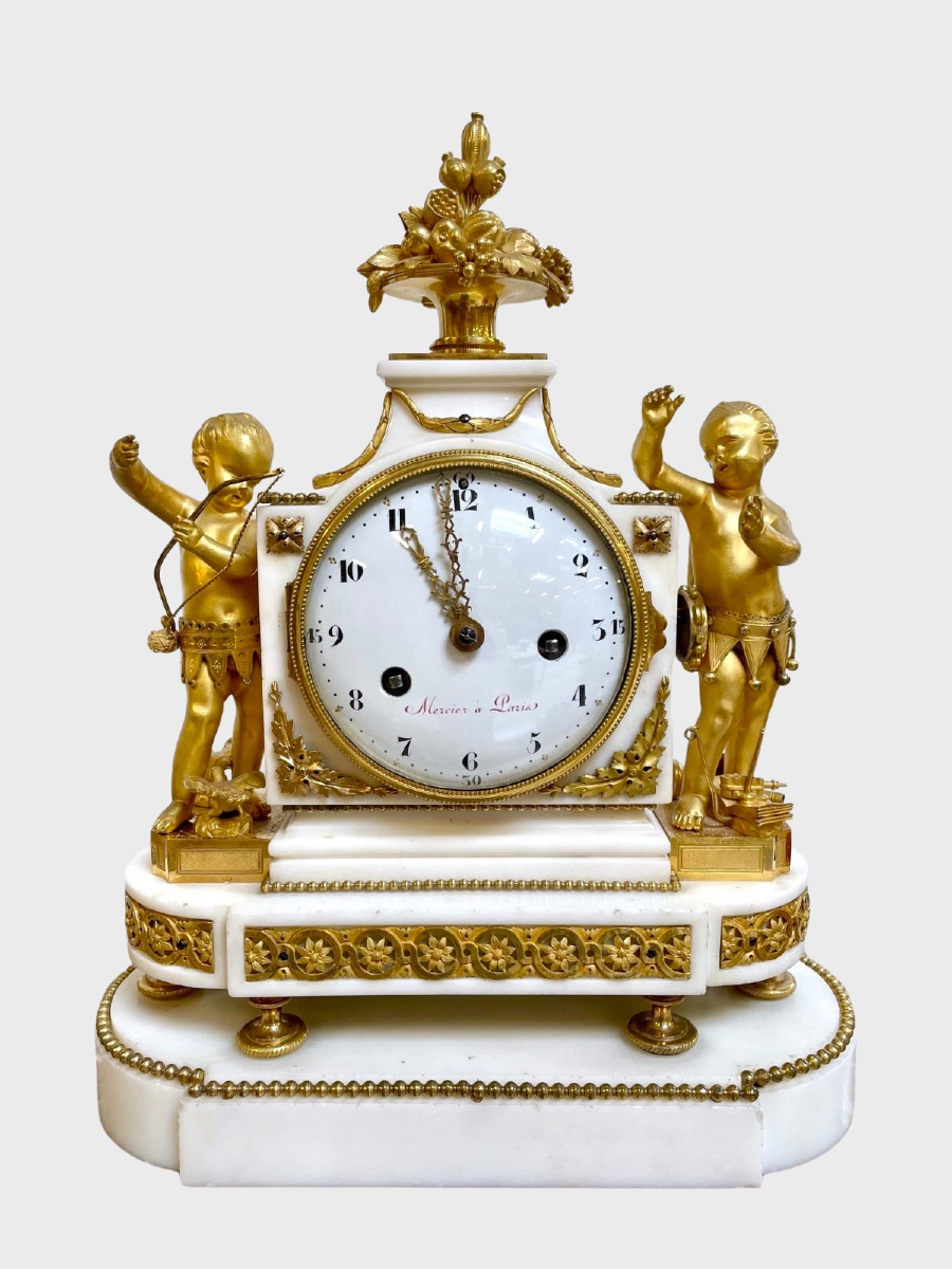 Pendule époque Louis XVI en marbre blanc et bronze doré, signée Mercier à Paris
